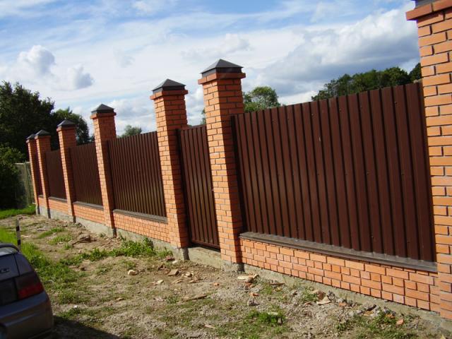 brique et clôture ondulée