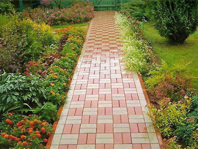 Concrete paving stones on garden paths, how to choose the right concrete paving stones, how to lay the concrete paving stones correctly