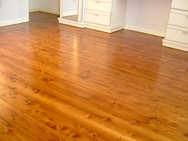 Prečo vrzanie drevených podláh, ako odstraňujete vrzanie drevenej podlahy vlastnými rukami.